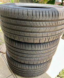 3 Pirelli tires 275/40/22 all are matching like new