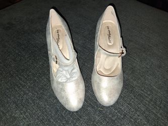 Gold Metallic Mary Jane platform pumps size 7W
