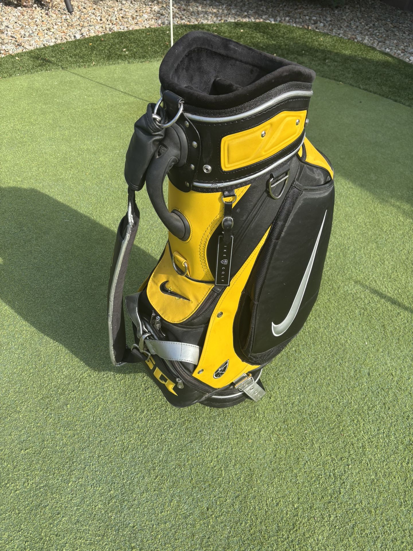 Nike SasQuatch SQ Staff Golf Bag 6 Way Divider Black and Yellow