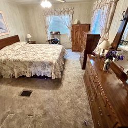 6-Piece Queen Bedroom Set  1-Owner LIKE NEW EVERYTHING IN PICTURES INCLUDED !!!