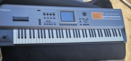 Roland Fantom FA-76 Music Workstation Keyboard. 