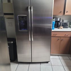 GE REFRIGERATOR FREEZER