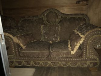 $200 OBO NO LOW BALLERS...OVERSIZED COUCH, LOVESEAT & CHAIR