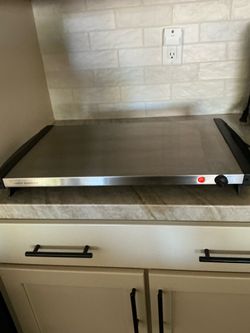 COOKS ESSENTIAL ELECTRIC HOT PLATE, 3 HEAT SETTINGS, GREAT FOR PARTIES AND ENTERTAINING, BUY $20.00