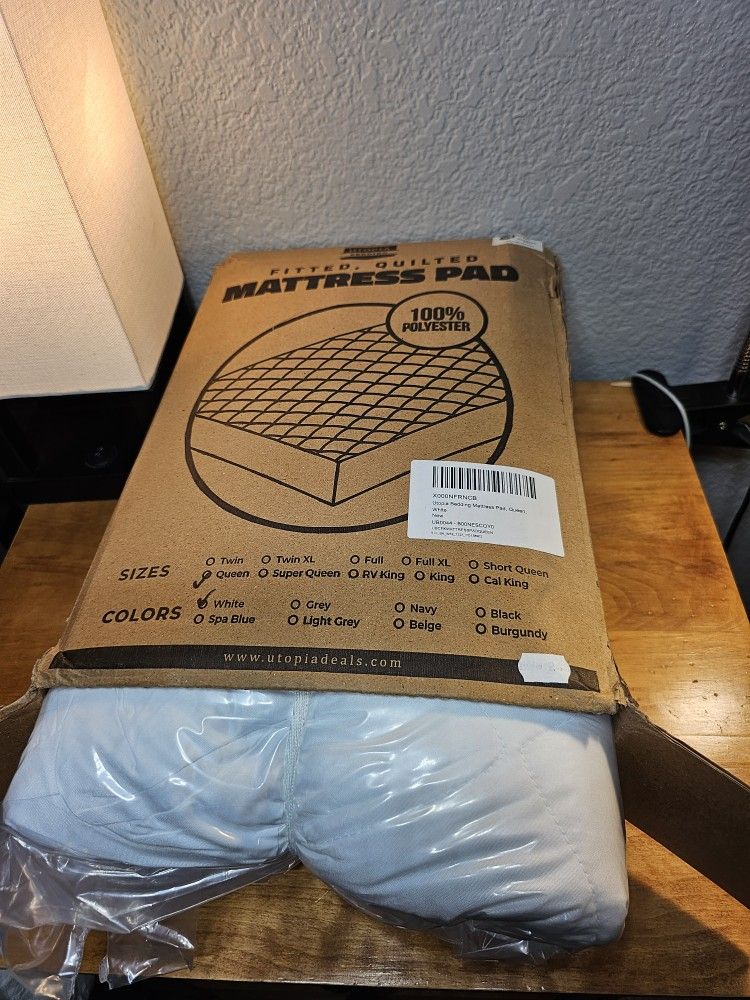Utopia Bedding Mattress Pad. (New)Queen Size, White.