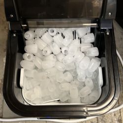 ICe Maker Makes Large Ice Cubes