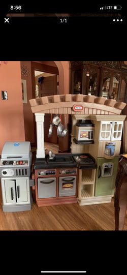 Toy kitchen
