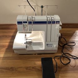 Husqvarna Viking Huskylock 905 Serger Sewing Machine 