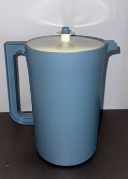 Vintage Tupperware Blue 2 Qt Pitcher Push Button Lid 
