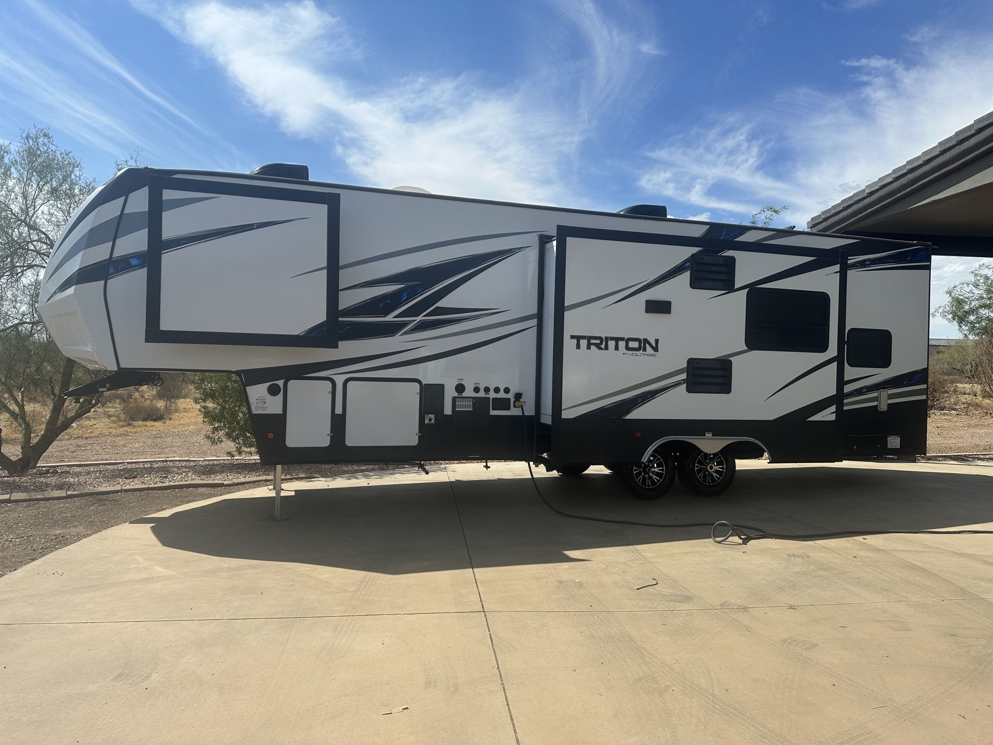 Dutchman voltage Triton toy hauler