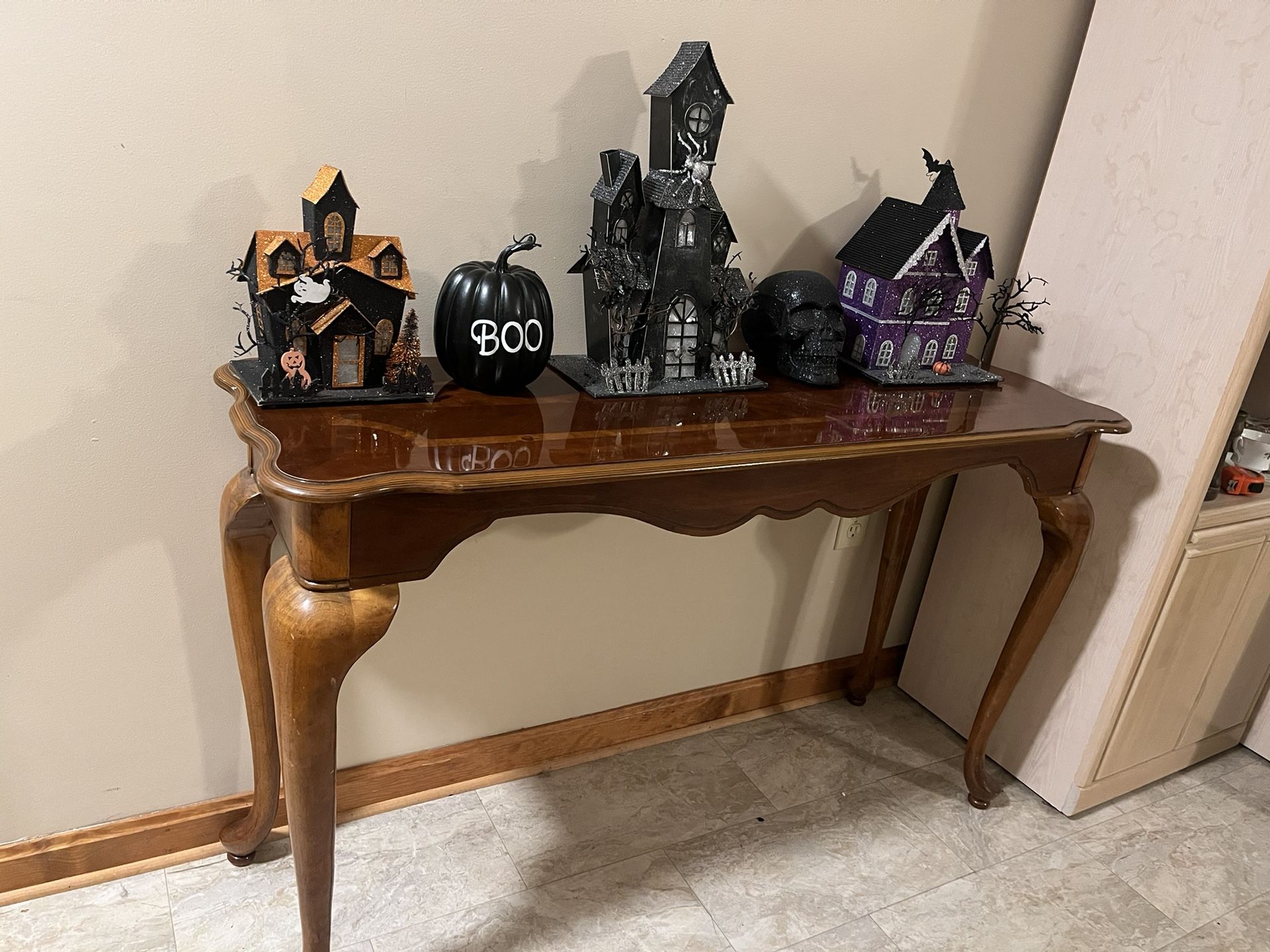 5 piece lot of Halloween decor with light up black house and glitter black skull