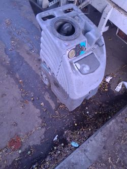 2 Carpet cleaners(for parts or repair)