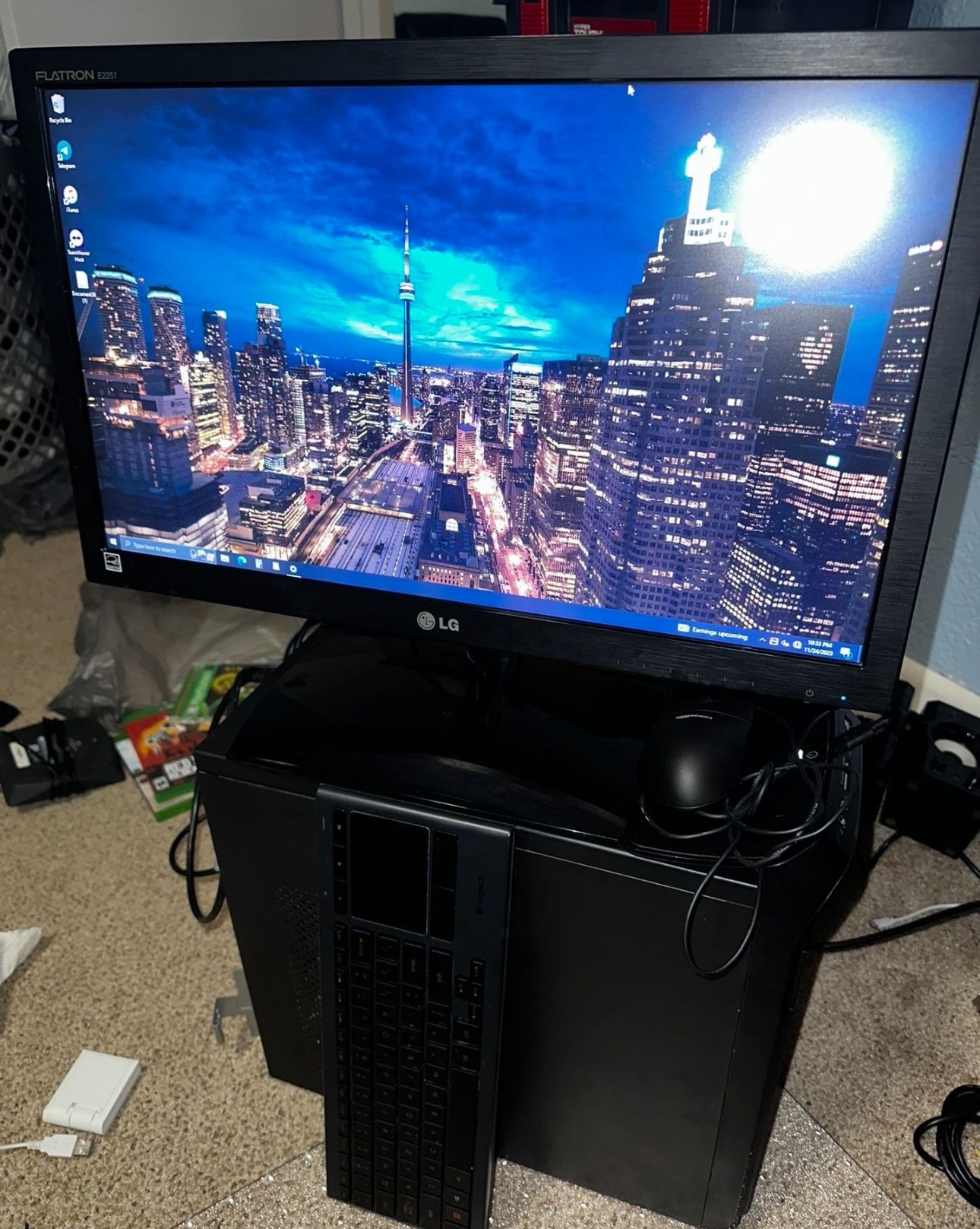 GATEWAY WIFI DESKTOP WITH MONITOR / KEYBOARD (FULL SET UP)