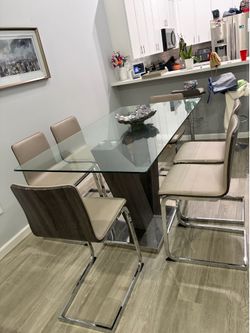 Glass dinner table with 6 chairs very nice