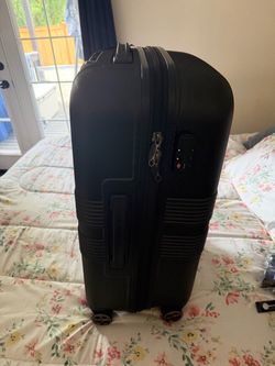 New suite case medium size