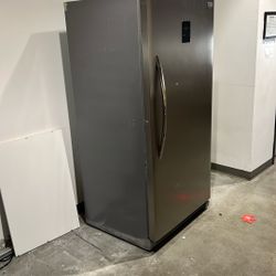 Frigidaire Gallery Upright Freezer (Stainless) – Works Perfect