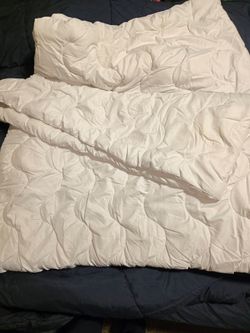 Down Comforter with 66 quart bin