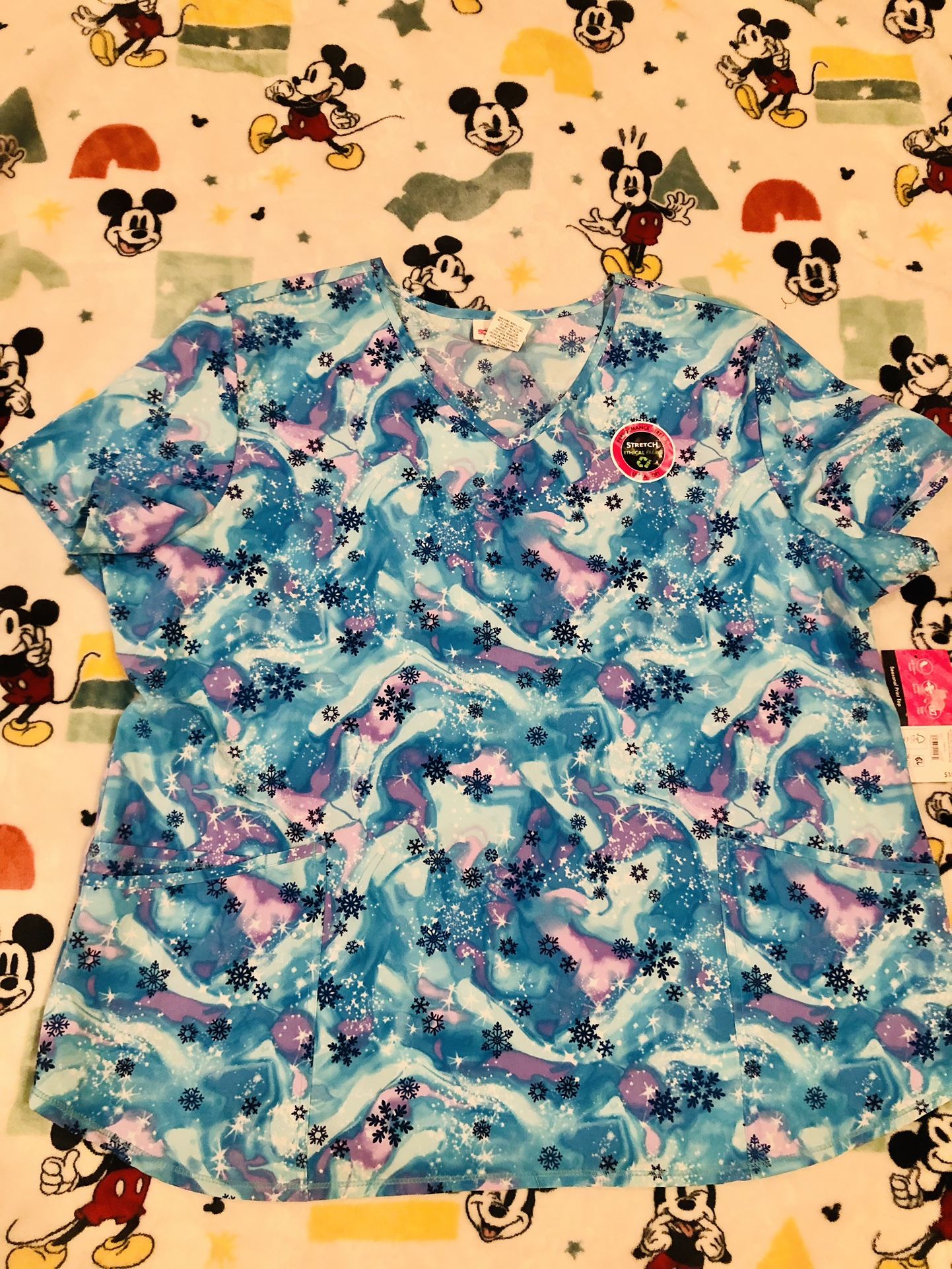 Snowflake Scrubstar Top, Stretchable Soft Material, With 2 Front Pockets. Size 2XL