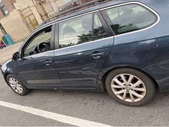 $2000 Volkswagen Jetta sportwagen 2010