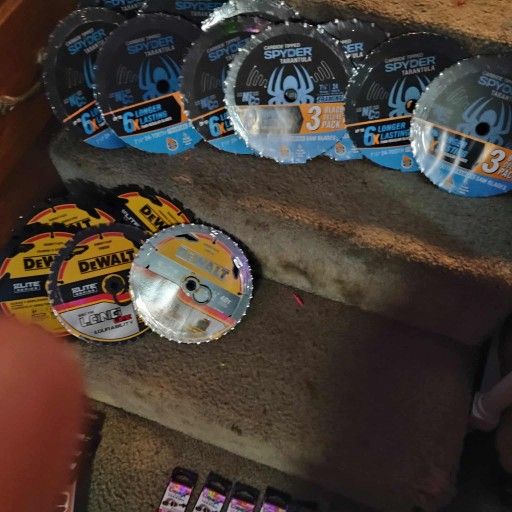 (30)Spider Blades 7 1/4 And (5)DeWalt Blades 71/4