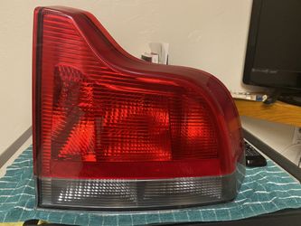 VOLVO RIGHT REAR TAIL LIGHT