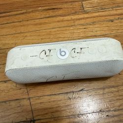 Beat Speaker In Good Condition White   Asking $40