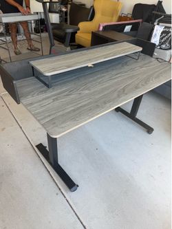 Adjustable office desk
