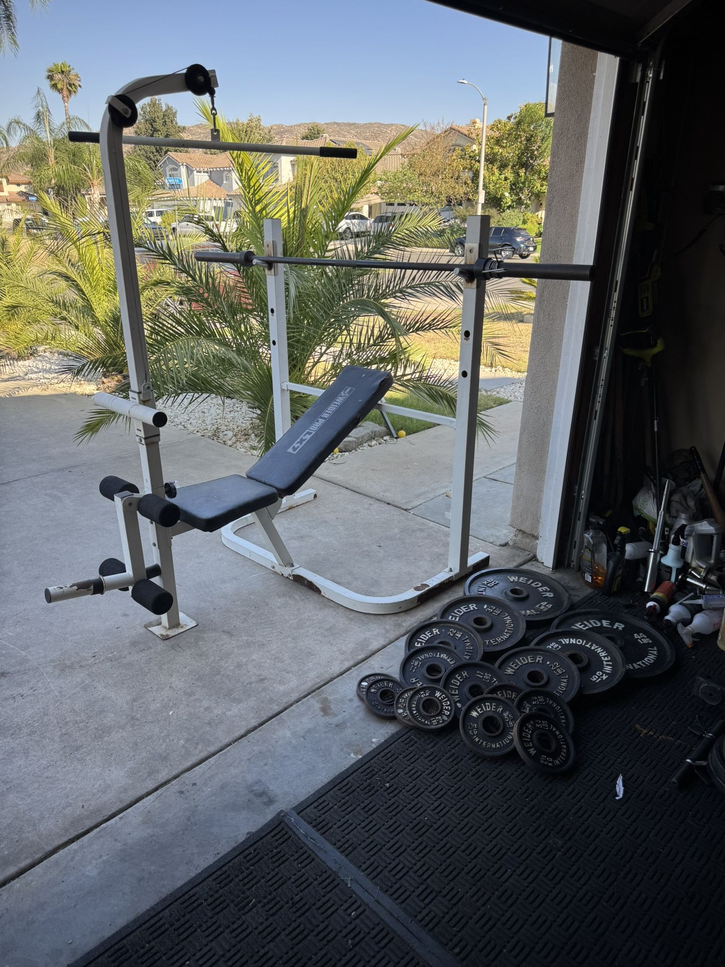 Bench press with 7ft 45lbs bar plus 253lbs of Olympic weights