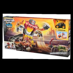Monster Jam Smash& Bash SmashBot Playset with Launcher and
Monster Truck