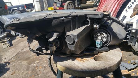 Honda Acoord 04 V6 3.0L headlight driver side