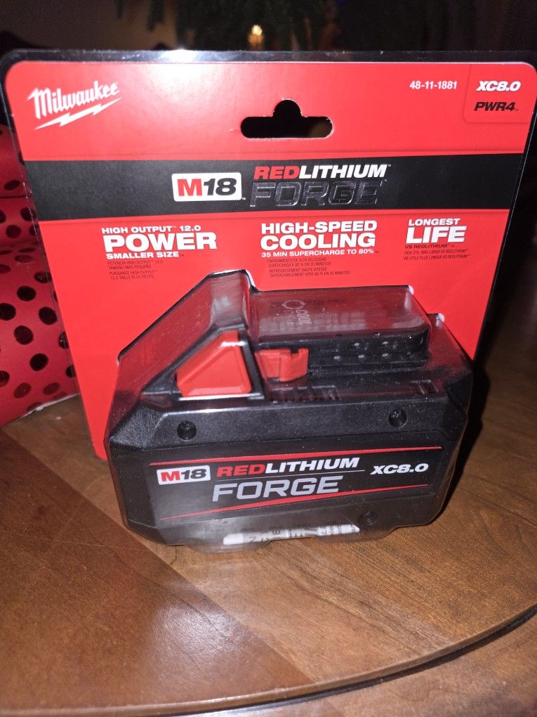 M18 FUEL 18V Lithium-Ion Brushless Battery 8 in. HATCHET Pruning Saw