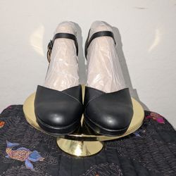 Black Closed Toes Thick Heel Pump