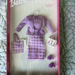 Mattel  Barbie Clothes: Fashion Avenue Charm Styles, Book Fair
