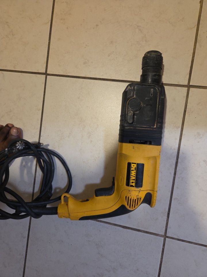 The De walt hammer drilled