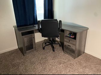 L-Shaped Desk w/ USB & Power Outlet – Like New!