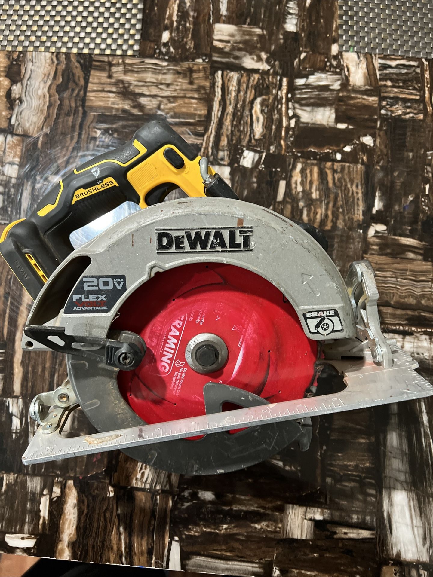 MA3) DeWALT 20V Max 1/4 DCS573 Brushless Circular Saw