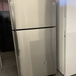 GE Top Freezer Refrigerator 