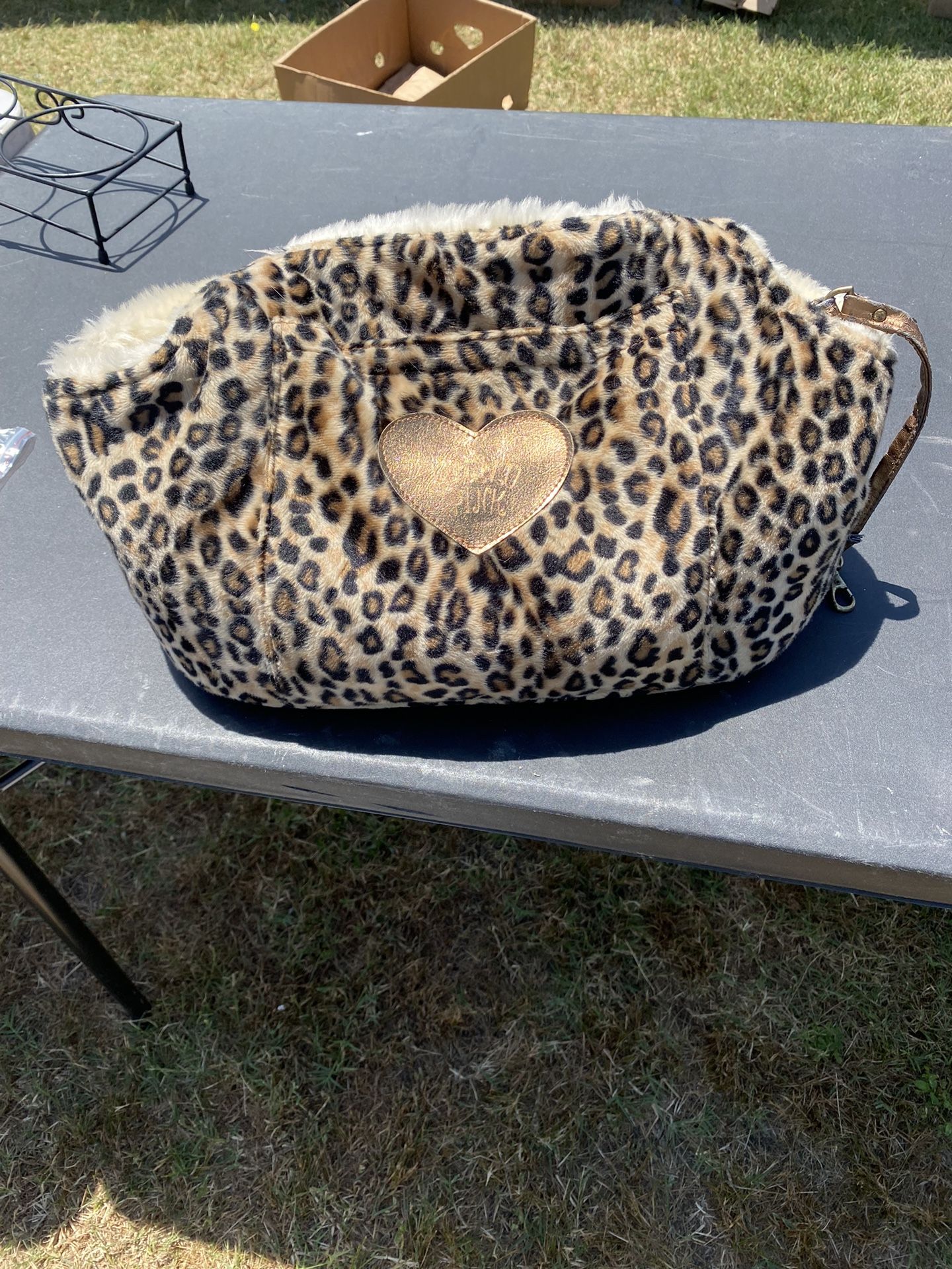 Pet carrying purse, slight wear on the handle