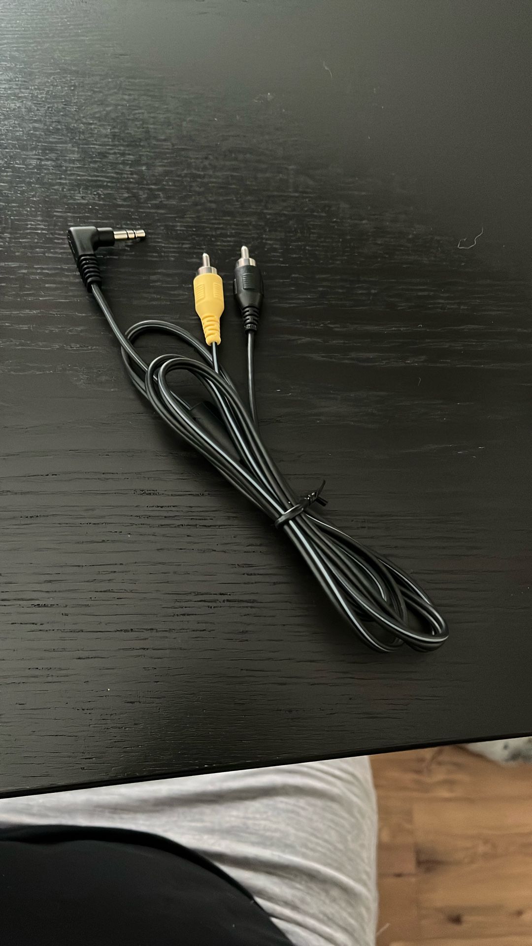 3.5 Aux Plug Jack To RCA Yellow White AV Cable