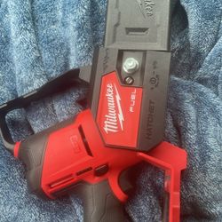 Milwaukee Small Chainsaw 
