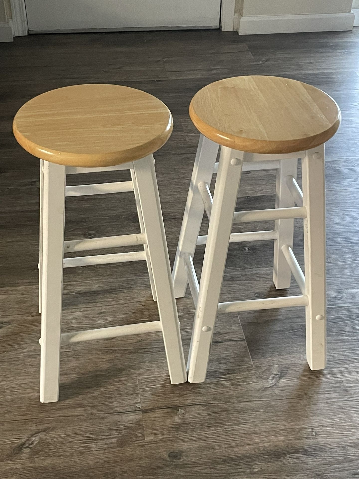 2 kitchen stools