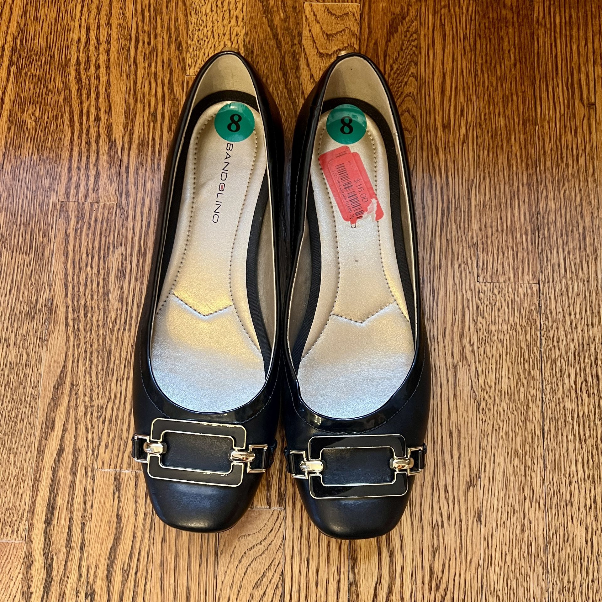 Bandolino Women’s Black Flats / Shoes with gold and black rectangular hardware Size 8