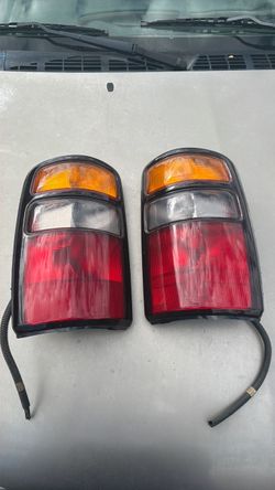 2004-2006 Chevy Tahoe / Suburban / GMC Yukon Tail Lights - OEM Pair