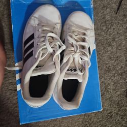 Boys Adidas Shies Size 2.5