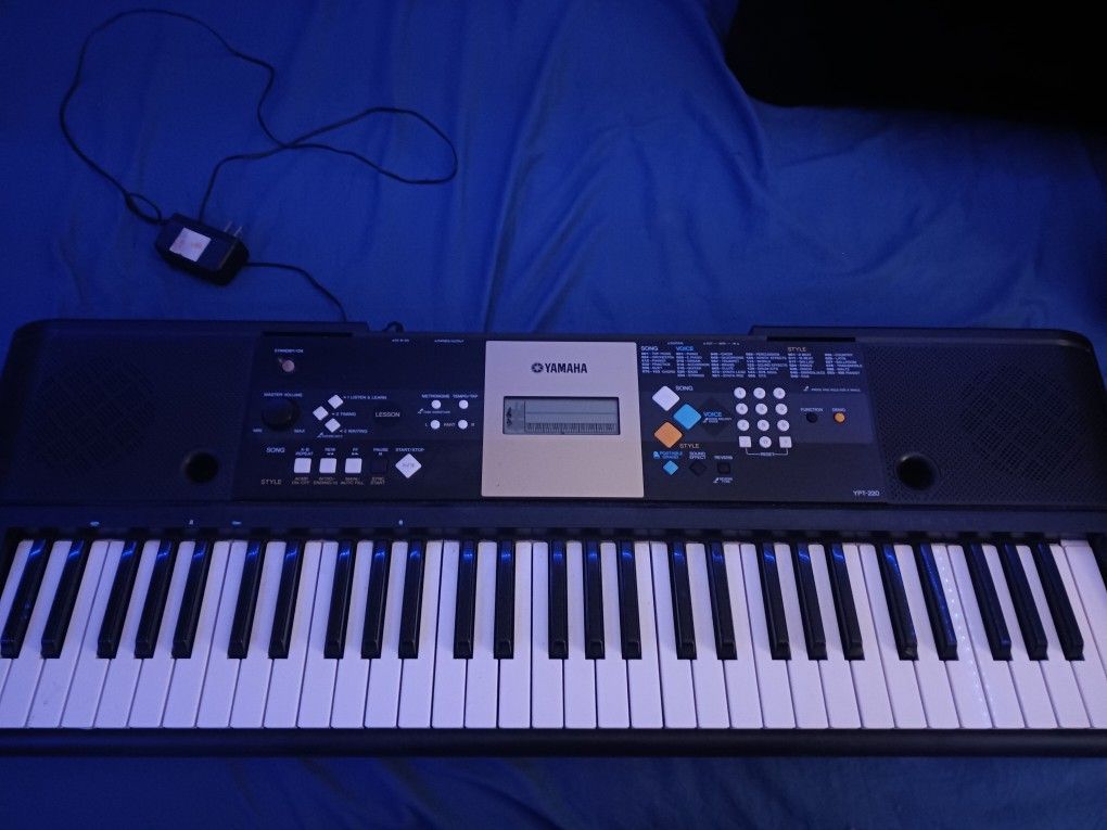 Yamaha PSR-E223 portable keyboard, .