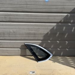 BENTLEY BENTAYGA ORIGINAL OEM RIGHT REAR QUARTER GLASS 2016-2020