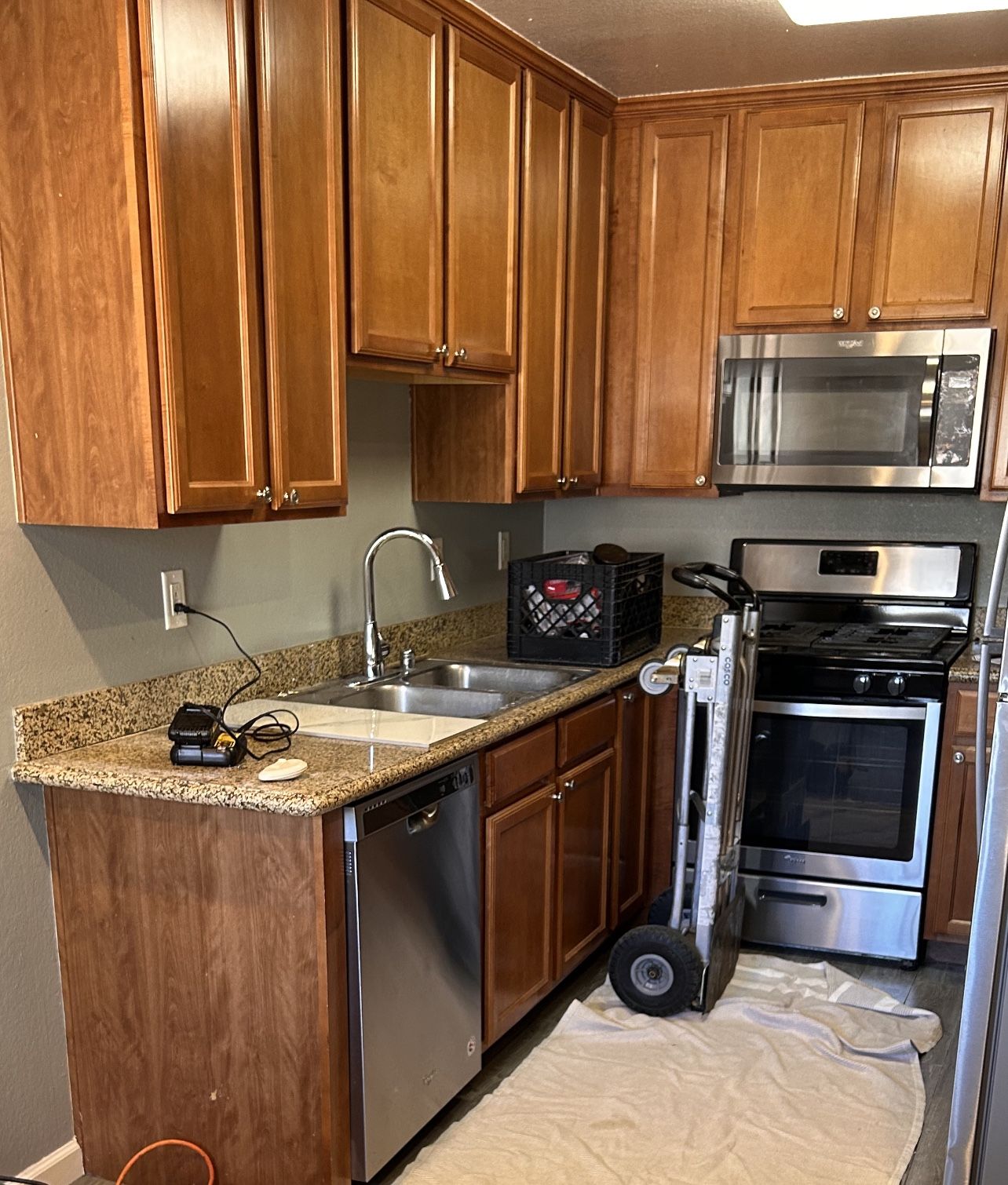 Kitchen Wall Cabinets & Base Cabinets & Granite