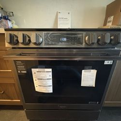 Brand New 30” LG Electric Range/ Oven With Pro Convection Bake And Air Fryer 