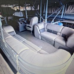 2020 Sun Tracker Party Barge 22 DLX