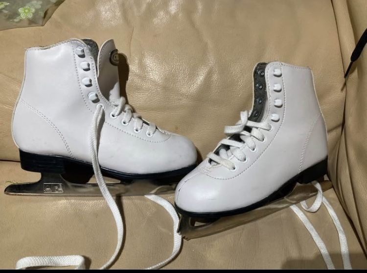 ๐ขAVAILABLE ๐ขFigure Skates Girlโs Size 1